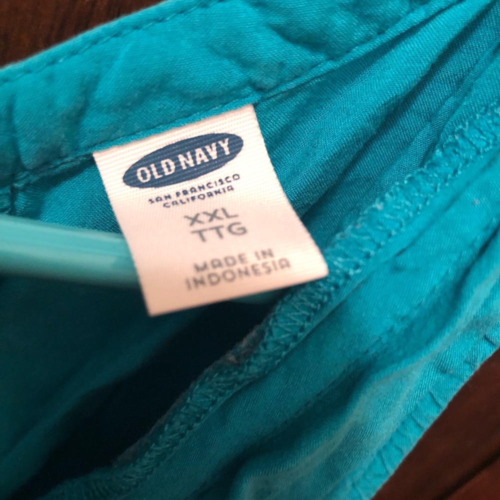 3/$10 V-neck old navy tank, needs an iron - Picture 2 of 2